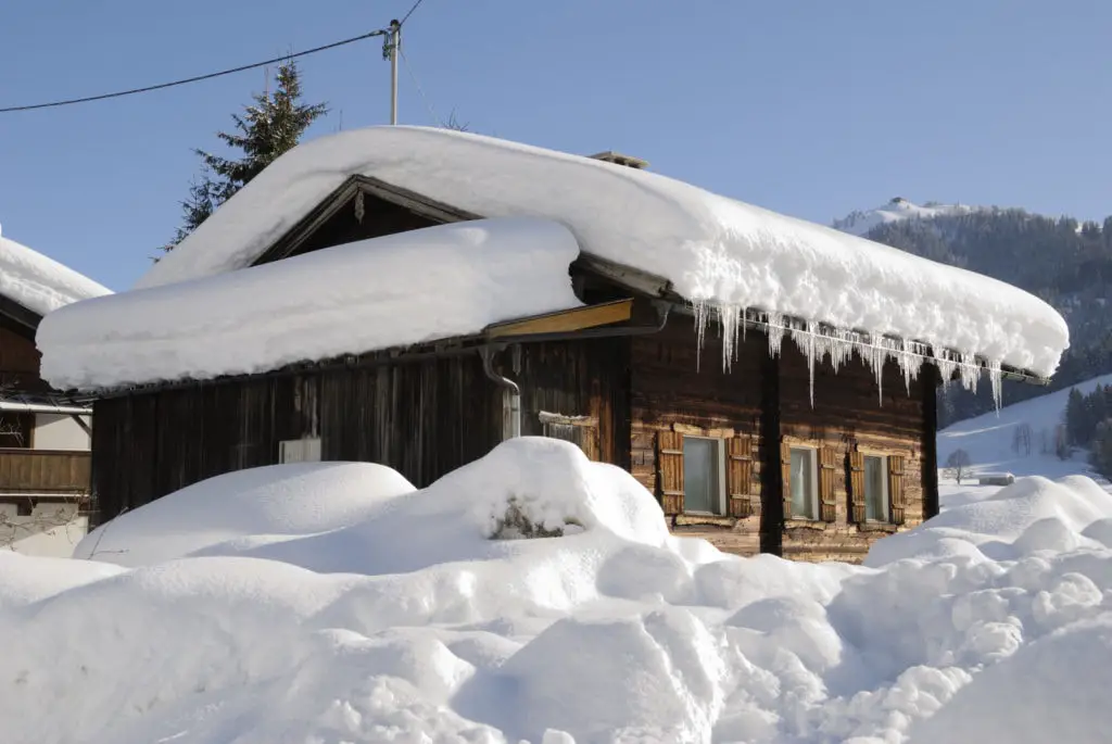 How to remove snow from a roof