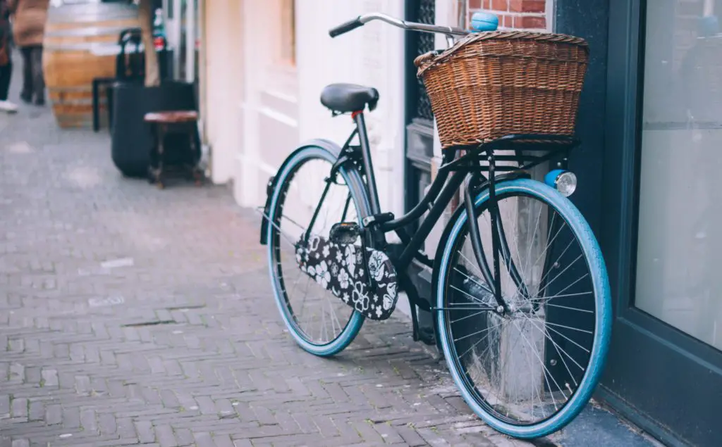 Bike rear rack with basket