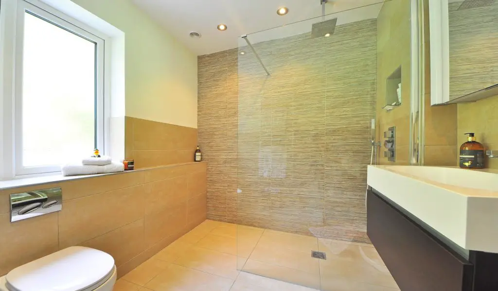 Tiled bathroom niche