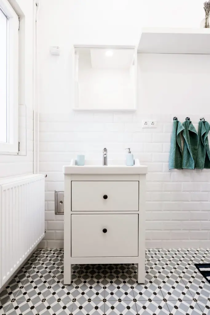 Black & white bathroom tiles