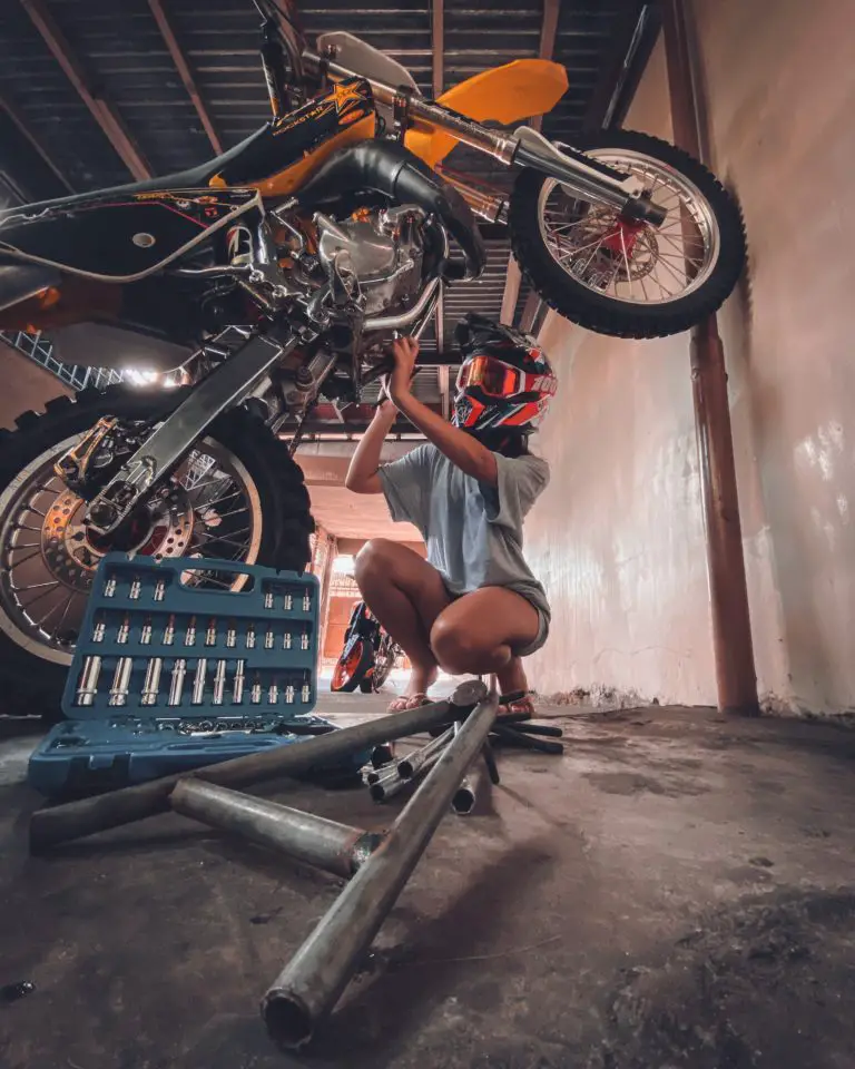 How to Tie Down Dirt Bike on Hitch Carrier 2024 The Home Guide