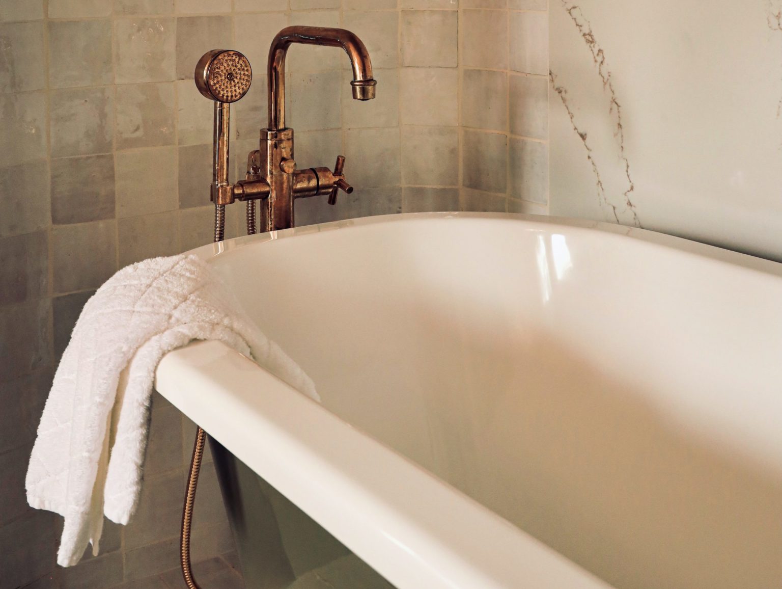 Can You Paint a Plastic Bathtub? All You Need to Know! 2024 The Home